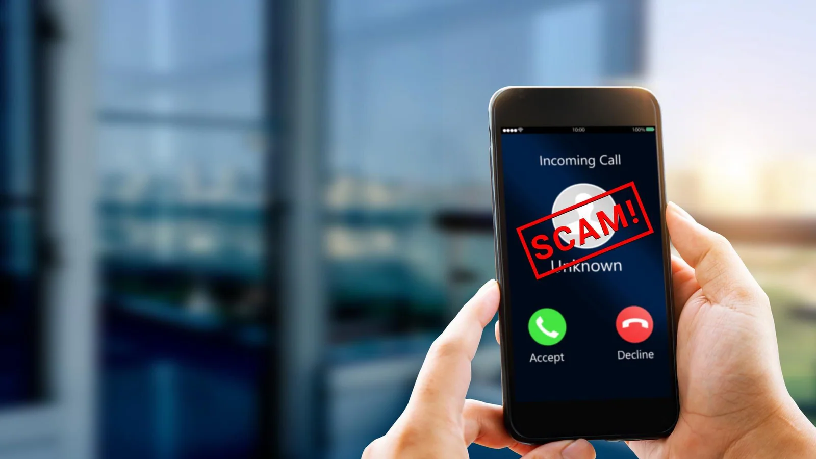 Mobiltelefon visar ett inkommande samtal från okänd avsändare som illustrerar spoofing och telefonbedrägeri