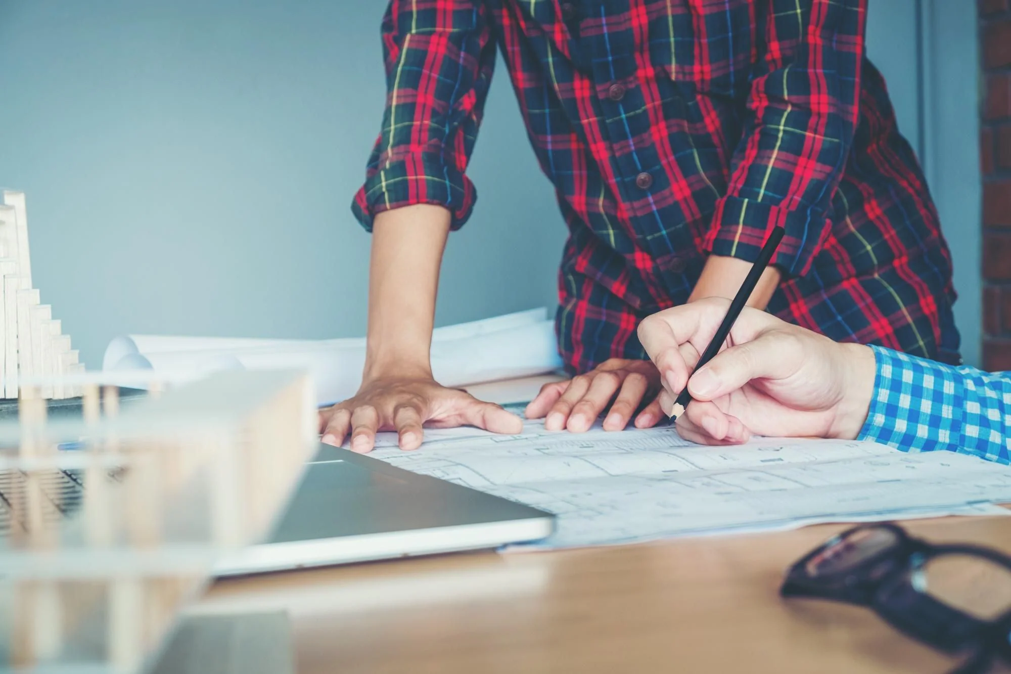 Ritningar och renoveringsunderlag granskas inför badrumsrenovering i bostadsrätt och BRF-godkännande
