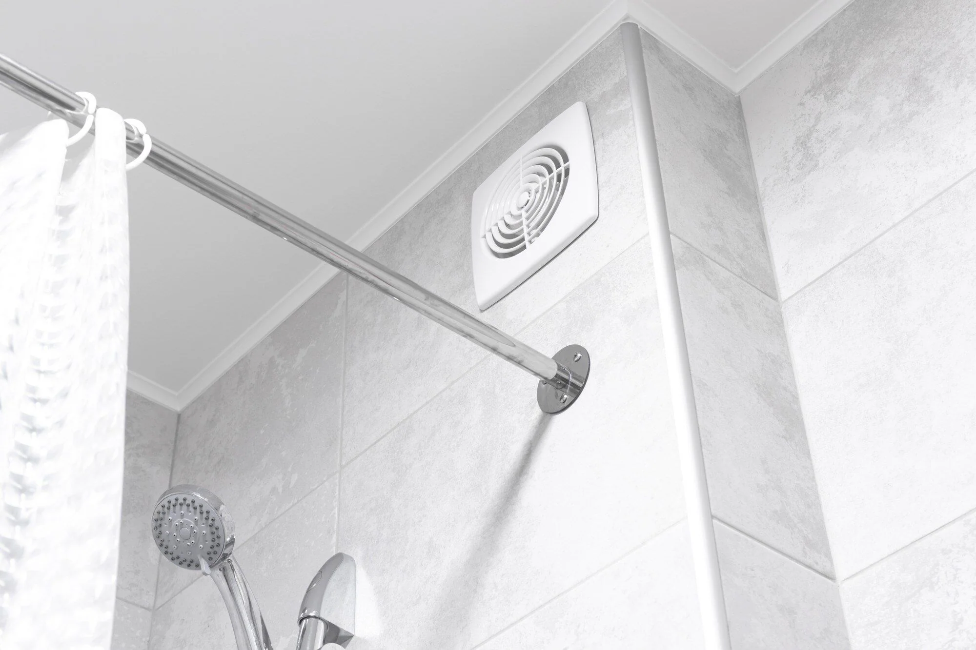 Badrumsventilationsfläkt i ett modernt badrum som illustrerar frånluft och luftflöde