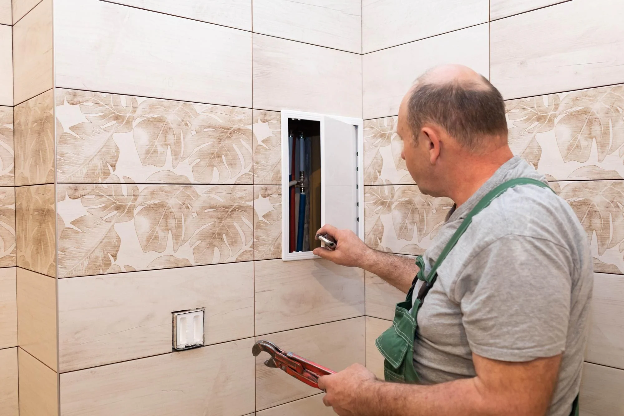 Rörmokare planerar en kommande badrumsrenovering och går igenom installationerna