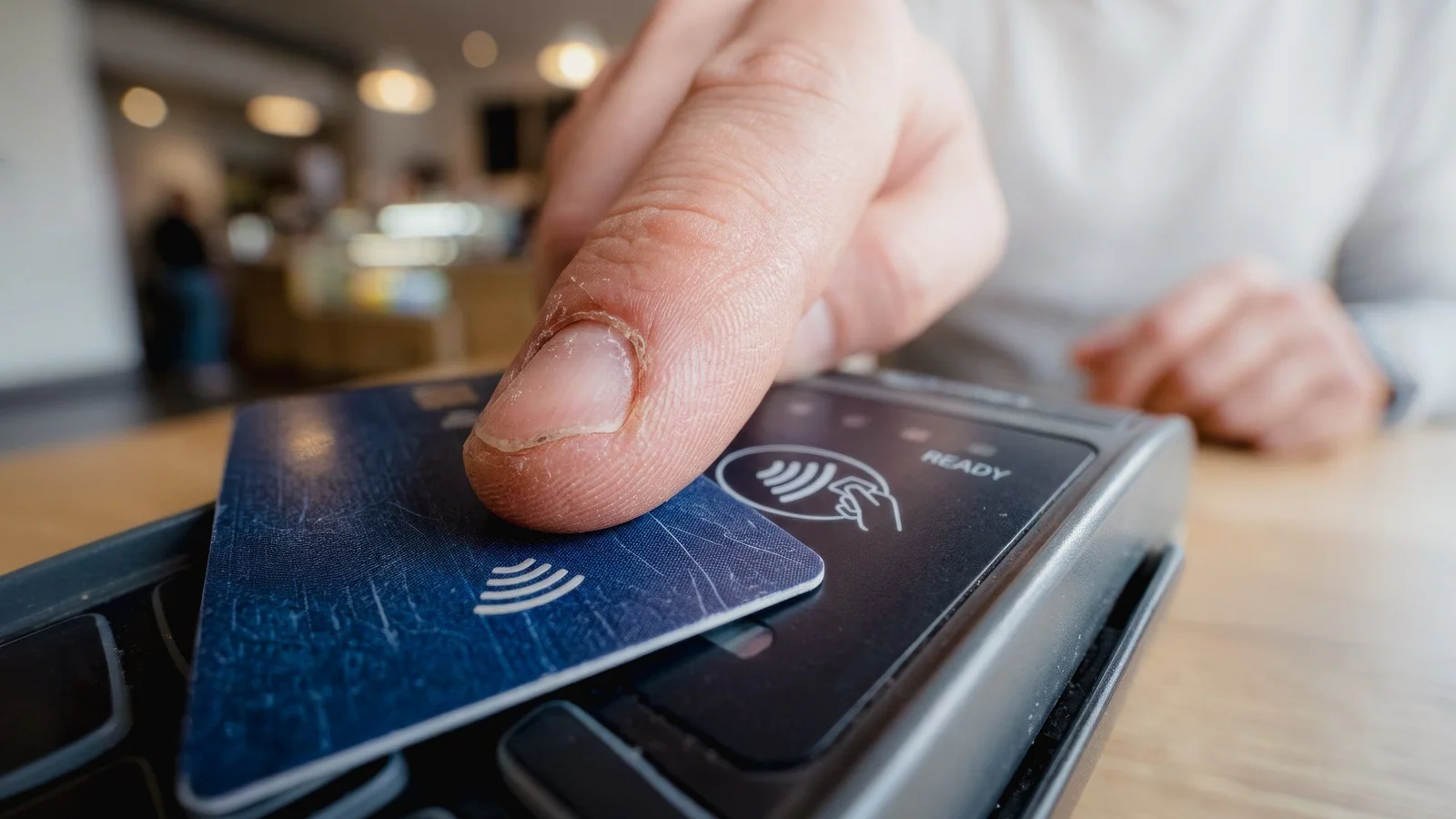Kontaktlös betalning vid terminal som illustrerar Visa och Handwaves biometriska handflatsbetalningar
