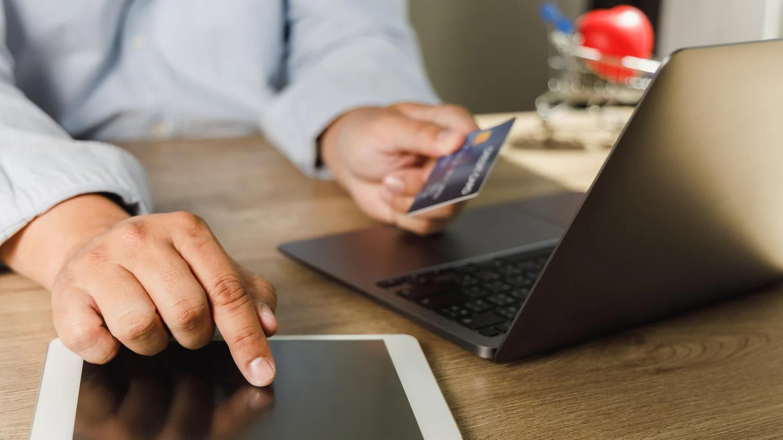 Person som hanterar digitala betalningar och onlinetjänster som illustration till genomgång av digitala abonnemang