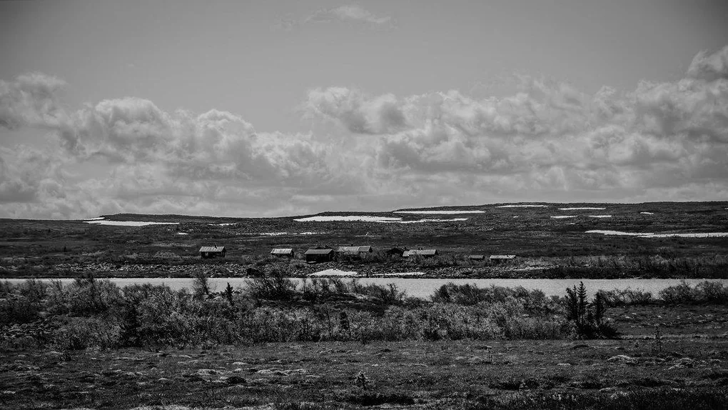 Fjällstugor bland bergen och molnen