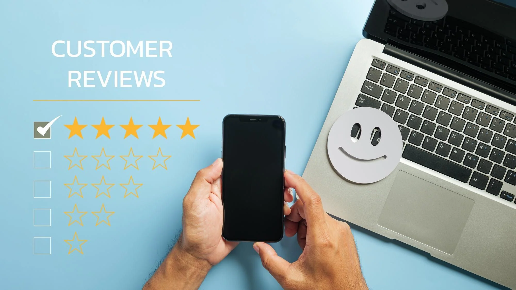 Person håller mobiltelefon med kundbetyg bredvid en bärbar dator som illustrerar användarrecensioner