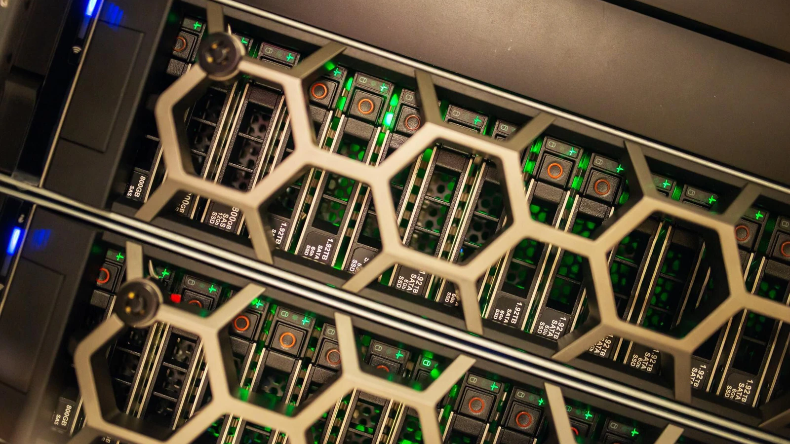 Serverrack i modernt datacenter som illustration till Nvidias AI-infrastruktur i Australien
