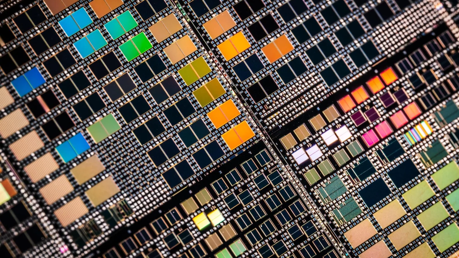 Kiselwafer med integrerade kretsar som illustration till High NA EUV och avancerad chipproduktion