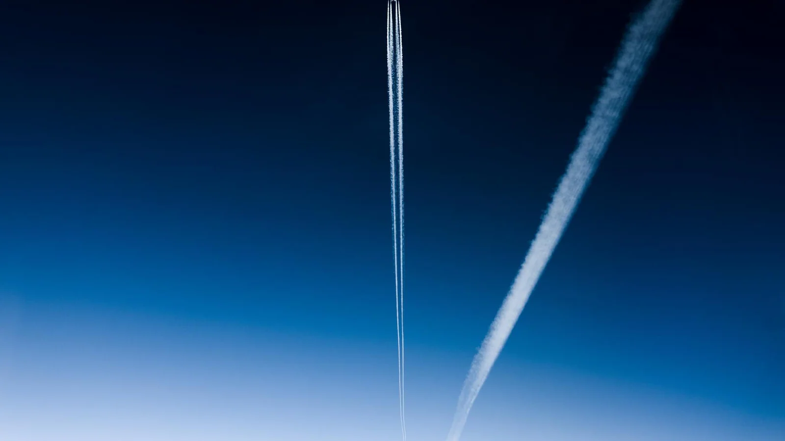 Kondensstrimmor mot blå himmel – illustrationsbild till AI-test inom flyget