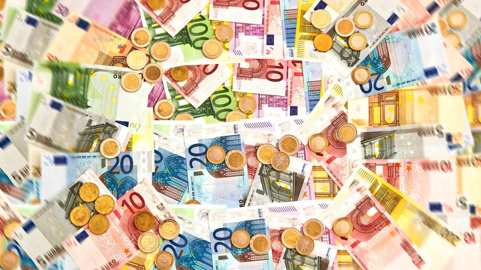 Euromynt och eurosedlar – illustration till tysk inflation i augusti 2026