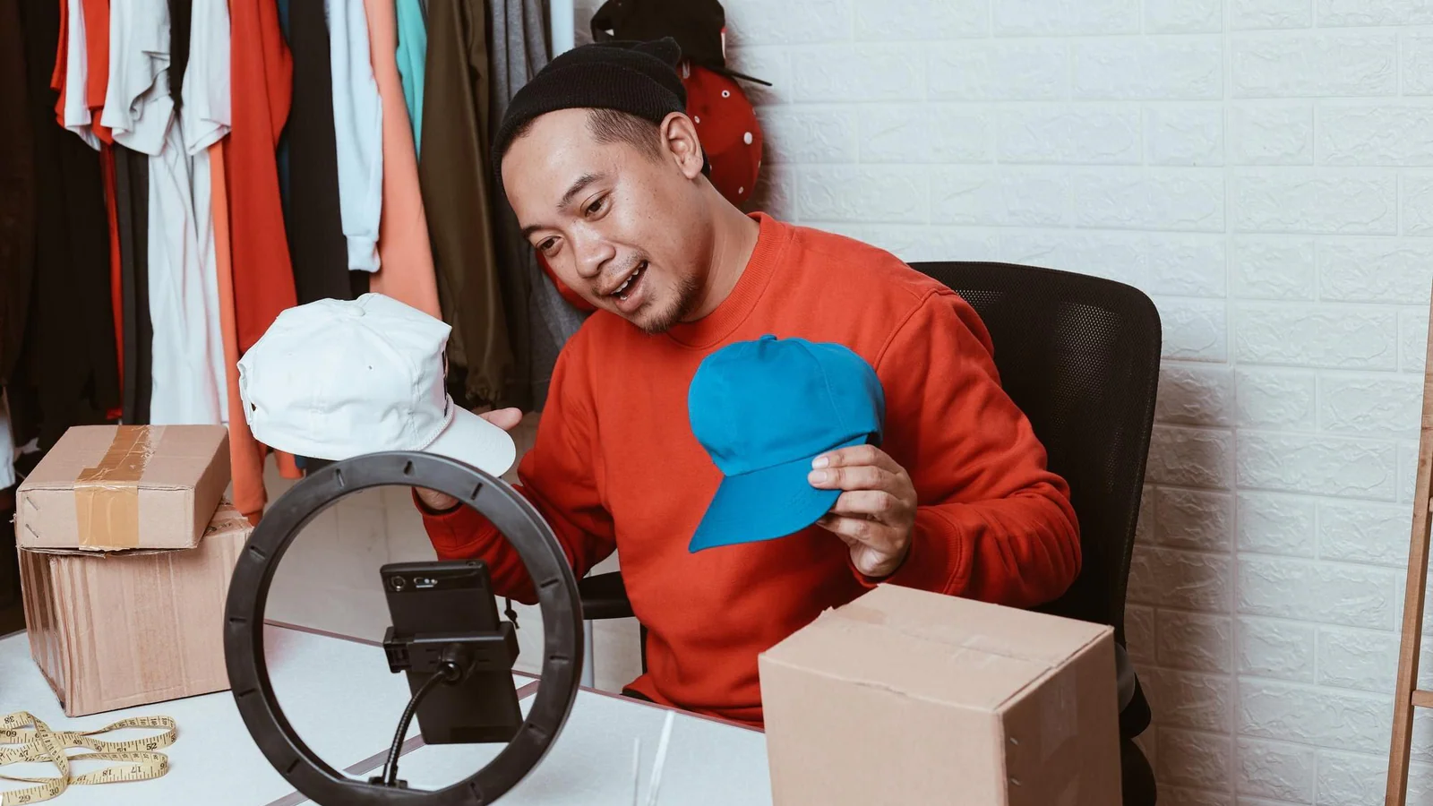 Creator recenserar en produkt framför smartphone och ringlampa – illustration till social commerce