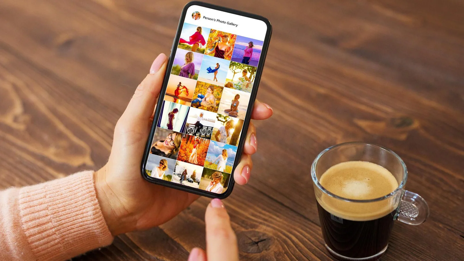 Person bläddrar i ett socialt medieflöde på en smartphone som illustration till debatten om valbara algoritmflöden