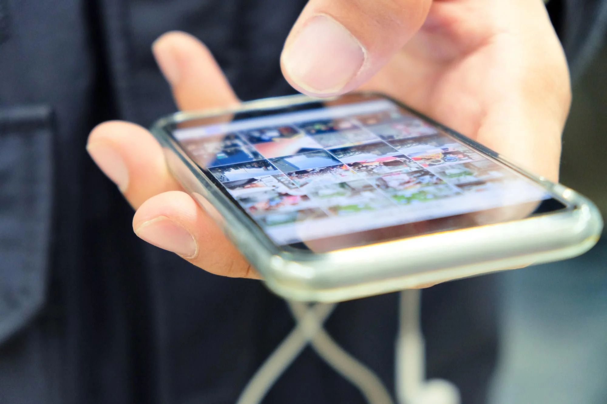 Hand med smarttelefon, illustrationsbild till TikToks nya kommentarsfunktioner