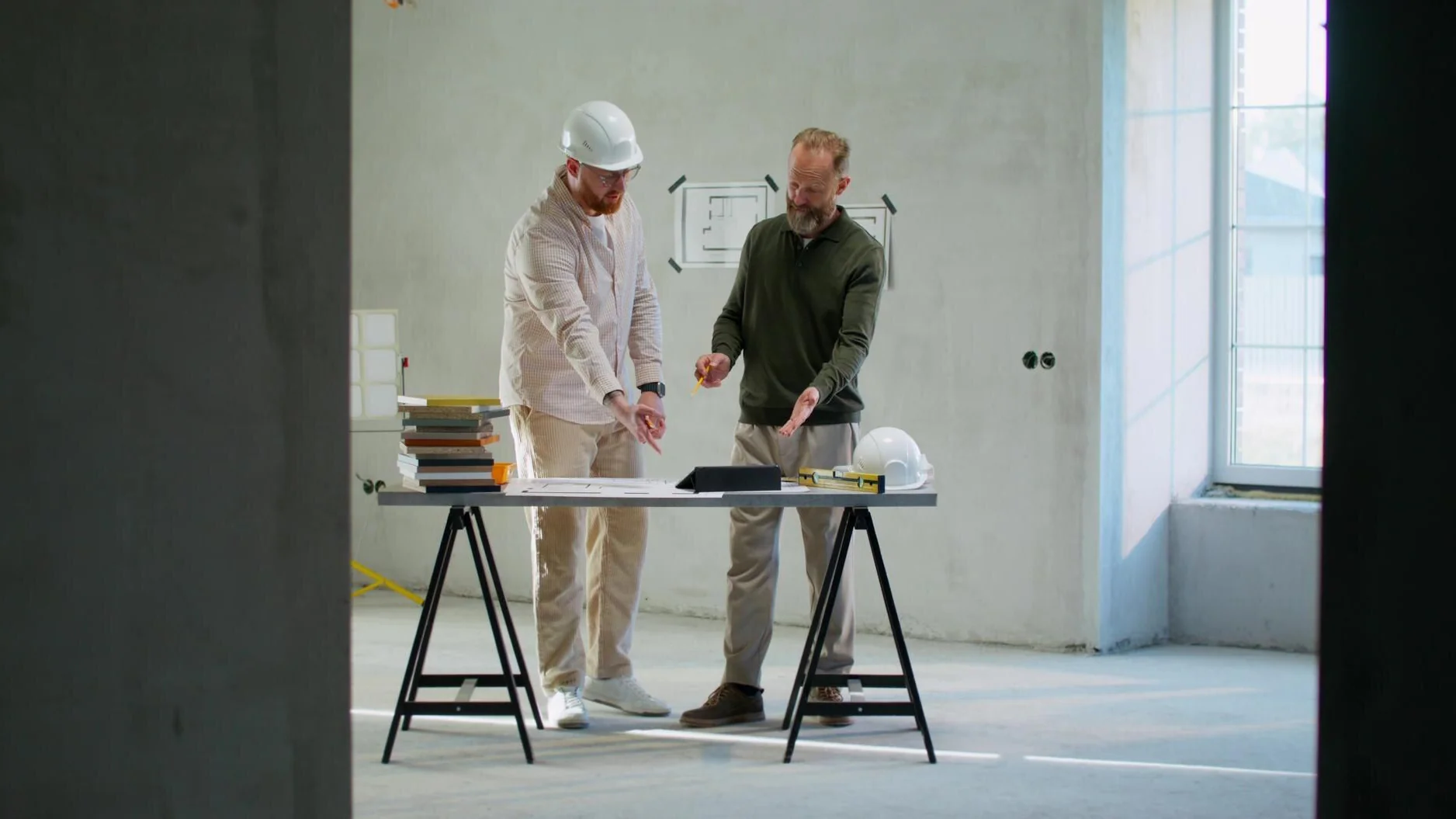 Arbetsledare diskuterar ett byggprojekt med en kund