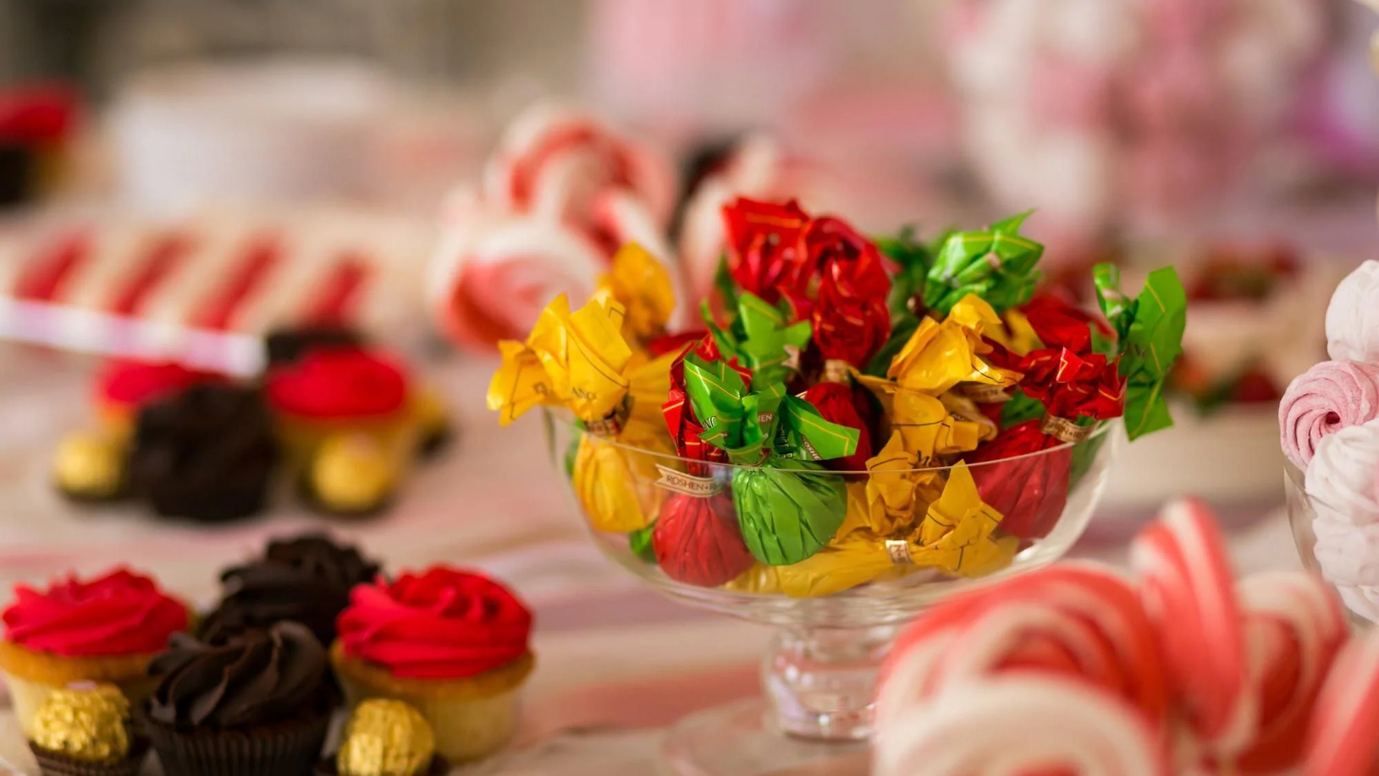 Söt buffé med cupcakes och godis som inspiration till bröllopets dessert- och godisbord