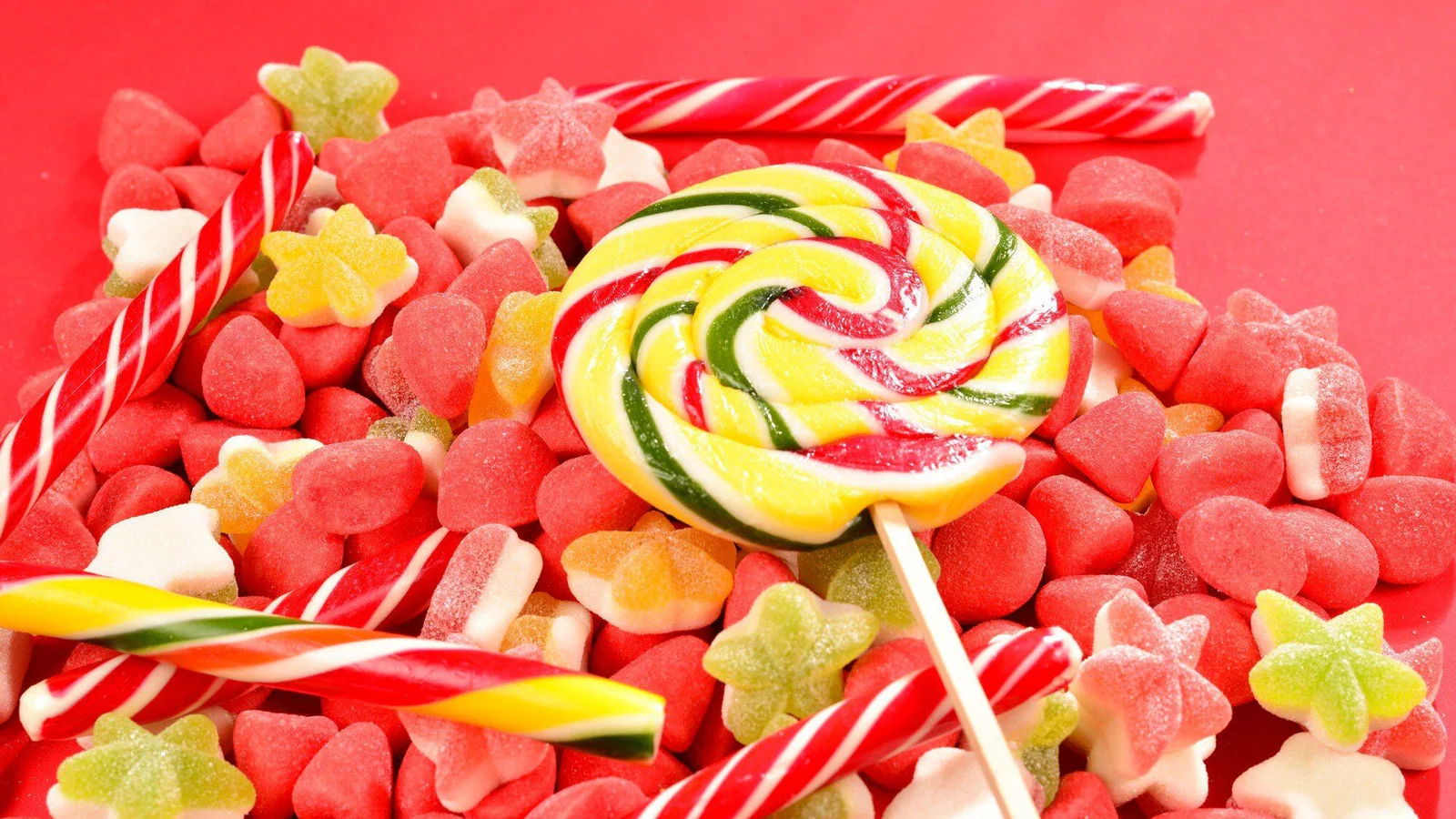 Blandade färgglada godisar som illustrerar CandyKings höstnyheter 2026