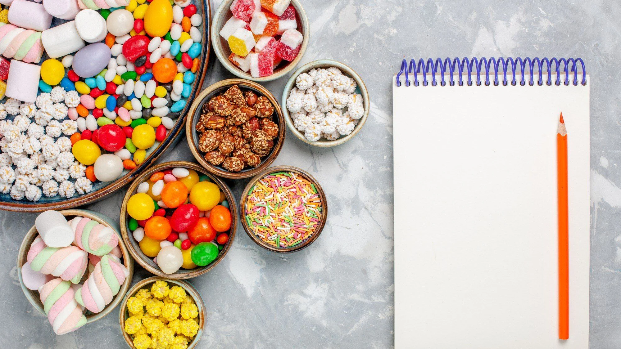 Färgglatt godis och marshmallows upplagt som inspiration till en godisbuffé