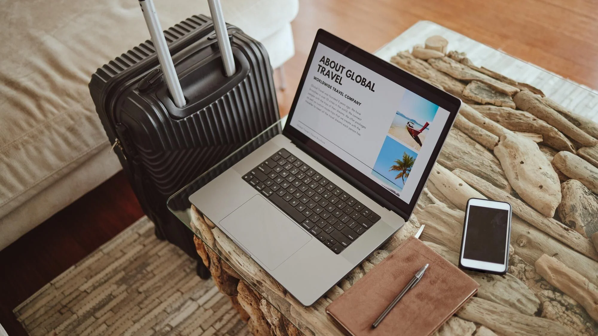 Resebokning på bärbar dator med resväska som illustration till jämförelse av flyg, hotell och paketresa