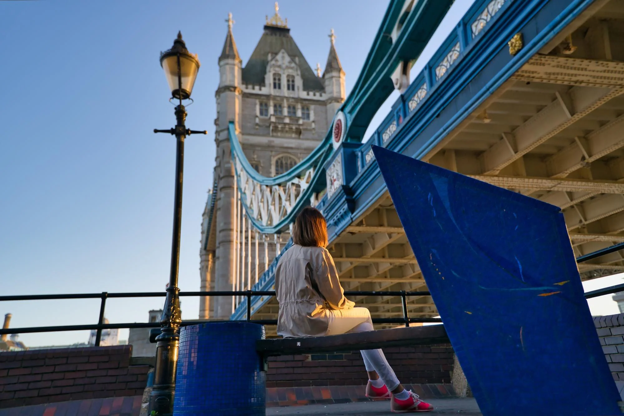 Resenär blickar ut över Tower Bridge i London inför en weekendresa