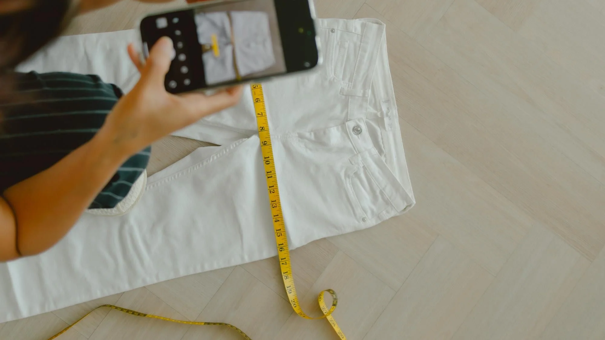 Jeans mäts med måttband som illustration till storleksguide för kläder online
