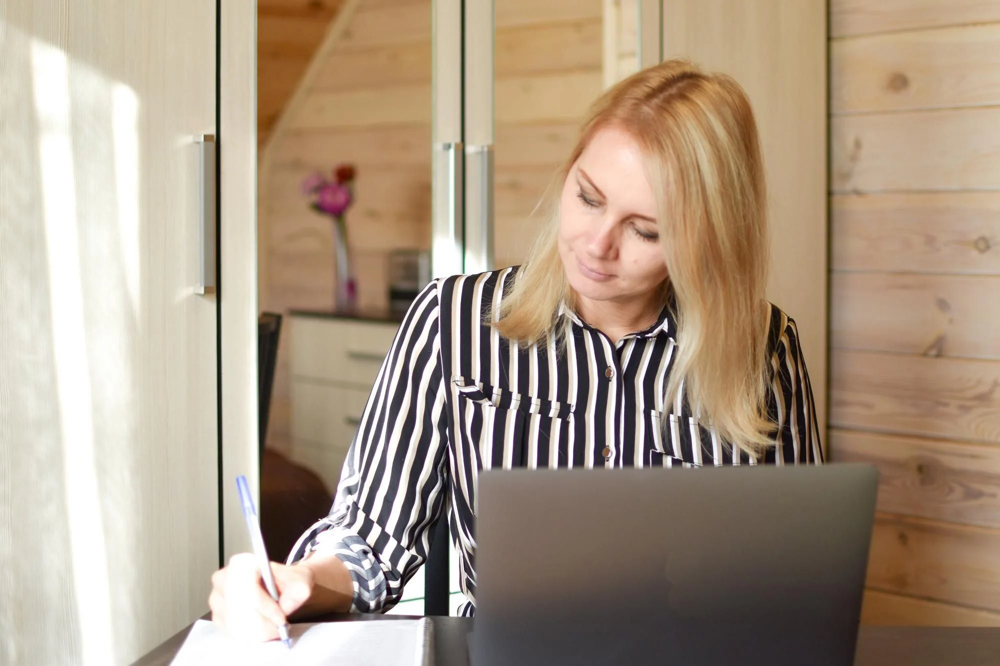 Frilansare arbetar med laptop vid hemmakontor