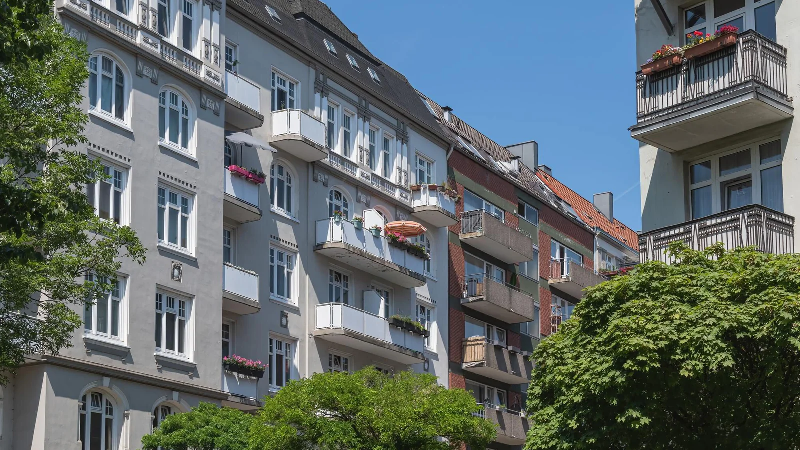 Bostadshus i en europeisk stad som illustration till EU:s förslag om bostadsbrist och korttidsuthyrning