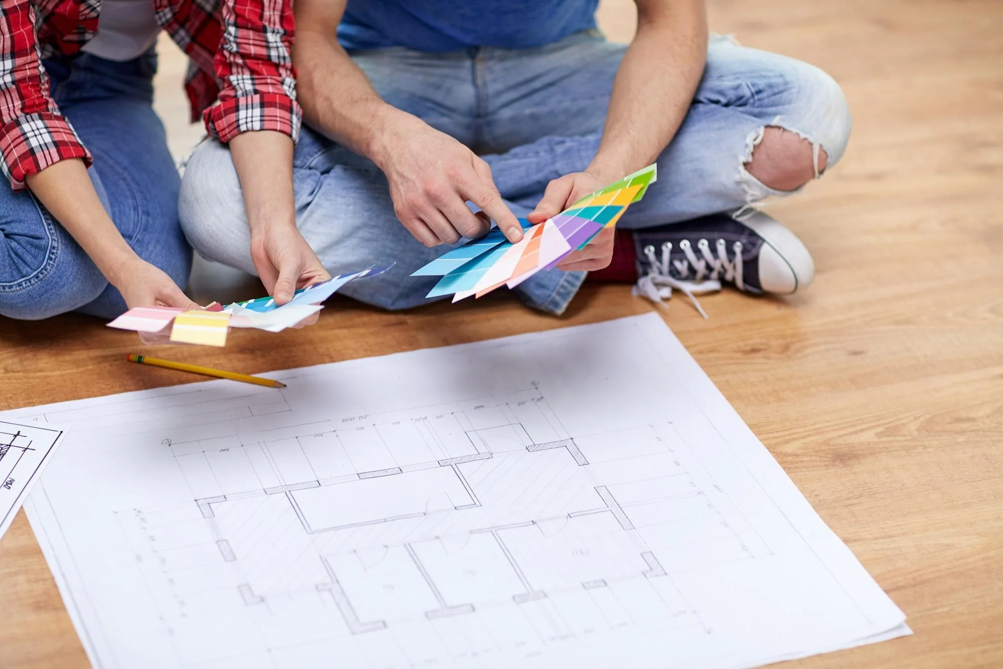 Par planerar renovering med ritning och materialprover inför arbete i etapper