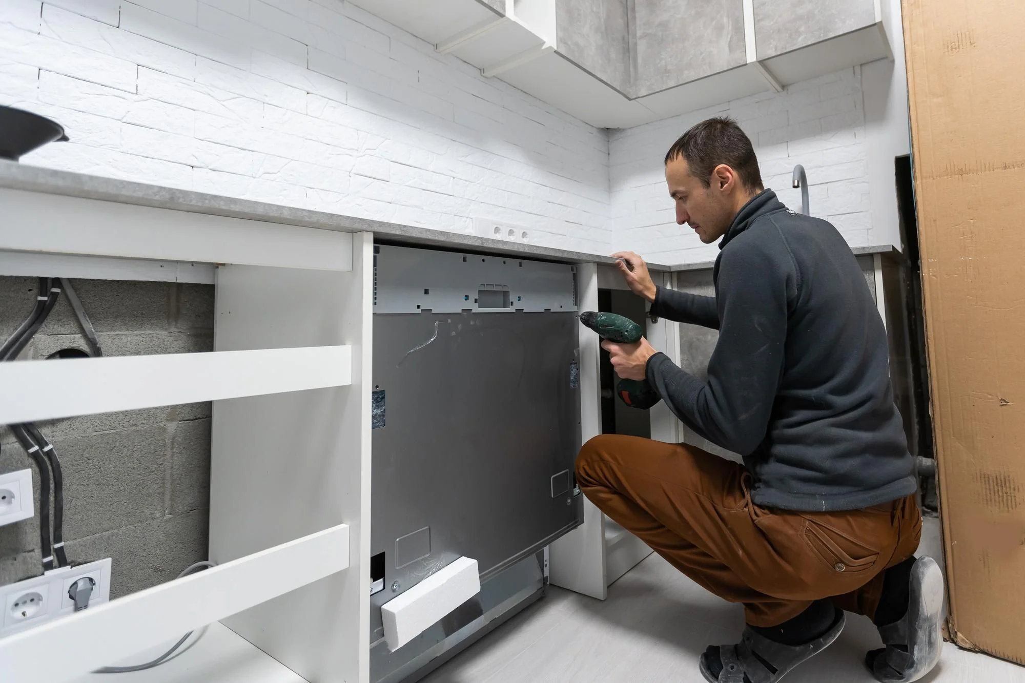 Montör installerar ny köksinredning efter renovering