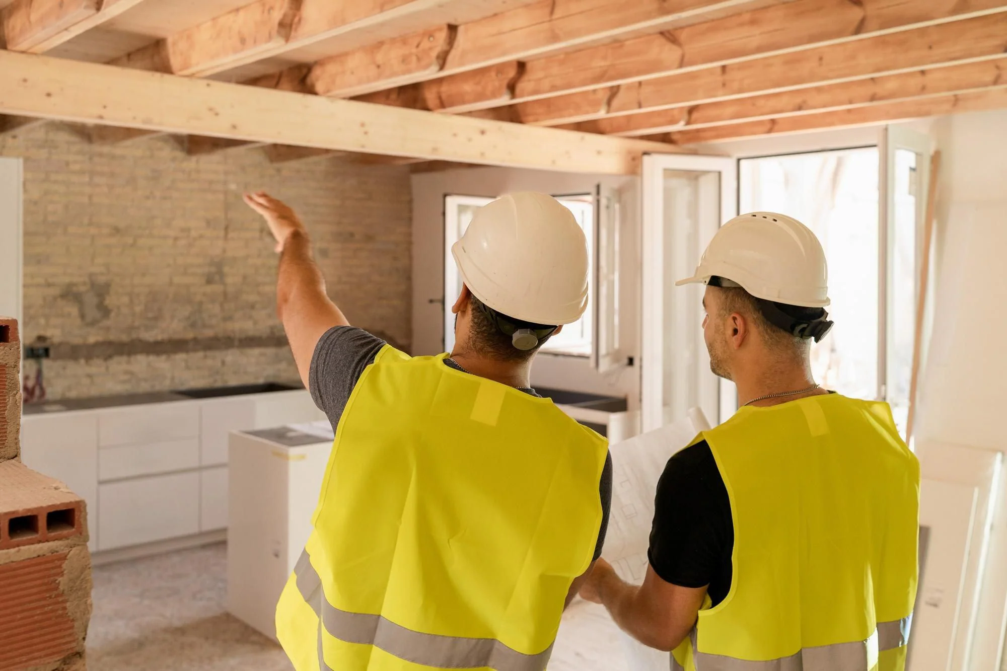 Byggnadsarbetare arbetar med renovering av ett hus