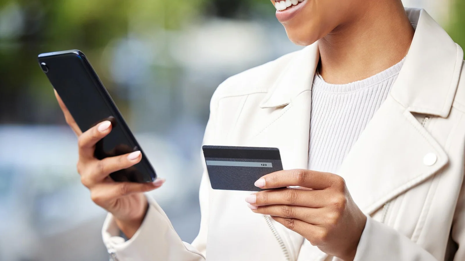Mobilbetalning med smartphone och kreditkort som illustration till Tabbys fintechfinansiering