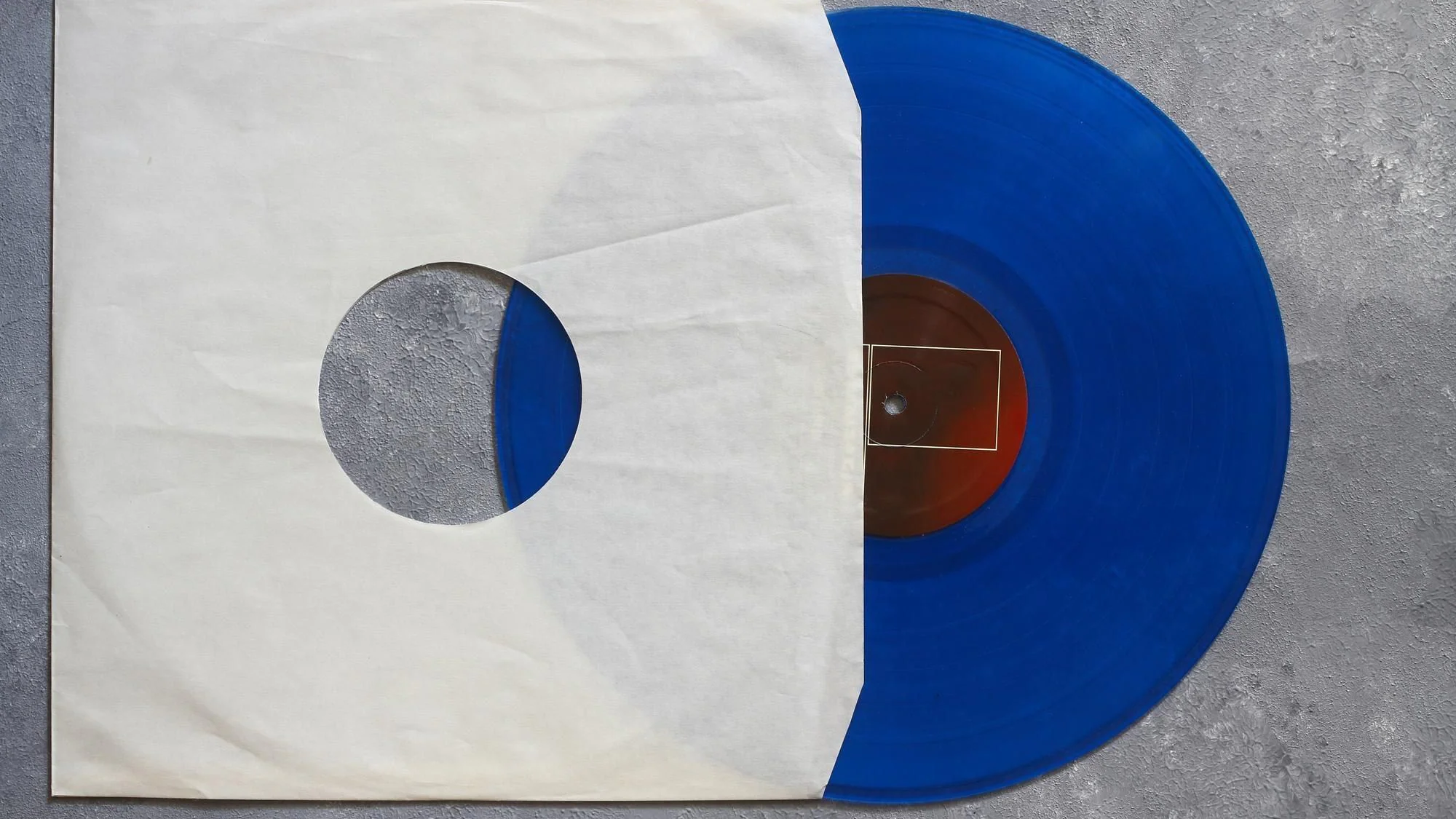 Vinylskiva delvis utdragen ur ett svart innerfodral