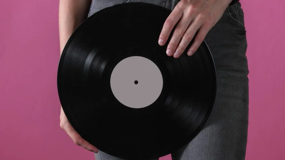 Så rengör och förvarar du vinylskivor rätt – komplett guide 2025 (för längre livslängd & bättre ljud)