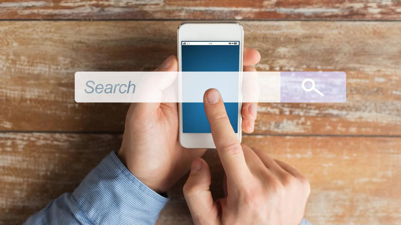Person som använder smartphone och webbsökning som illustration till jämförelse mellan Search Console och GA4